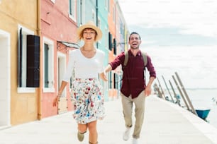 Touristenpaar im Urlaub in Venedig, Italien - Zwei Liebende haben Spaß auf der Stadtstraße - Tourismus- und Liebeskonzept