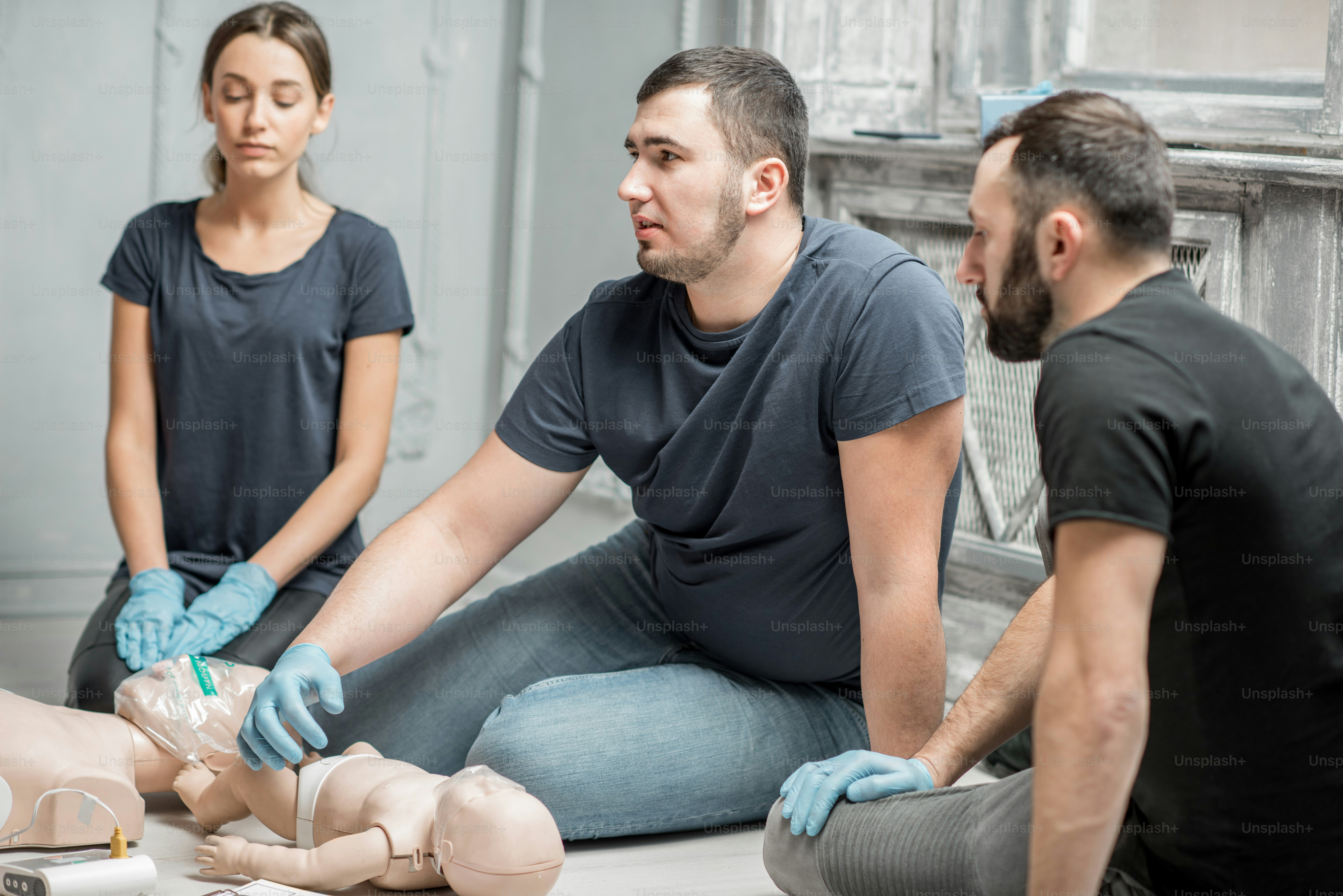 Conversazione durante l'addestramento del gruppo di primo soccorso al chiuso