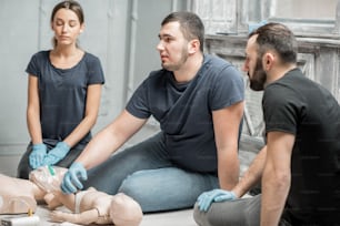 Conversation during the first aid group training indoors