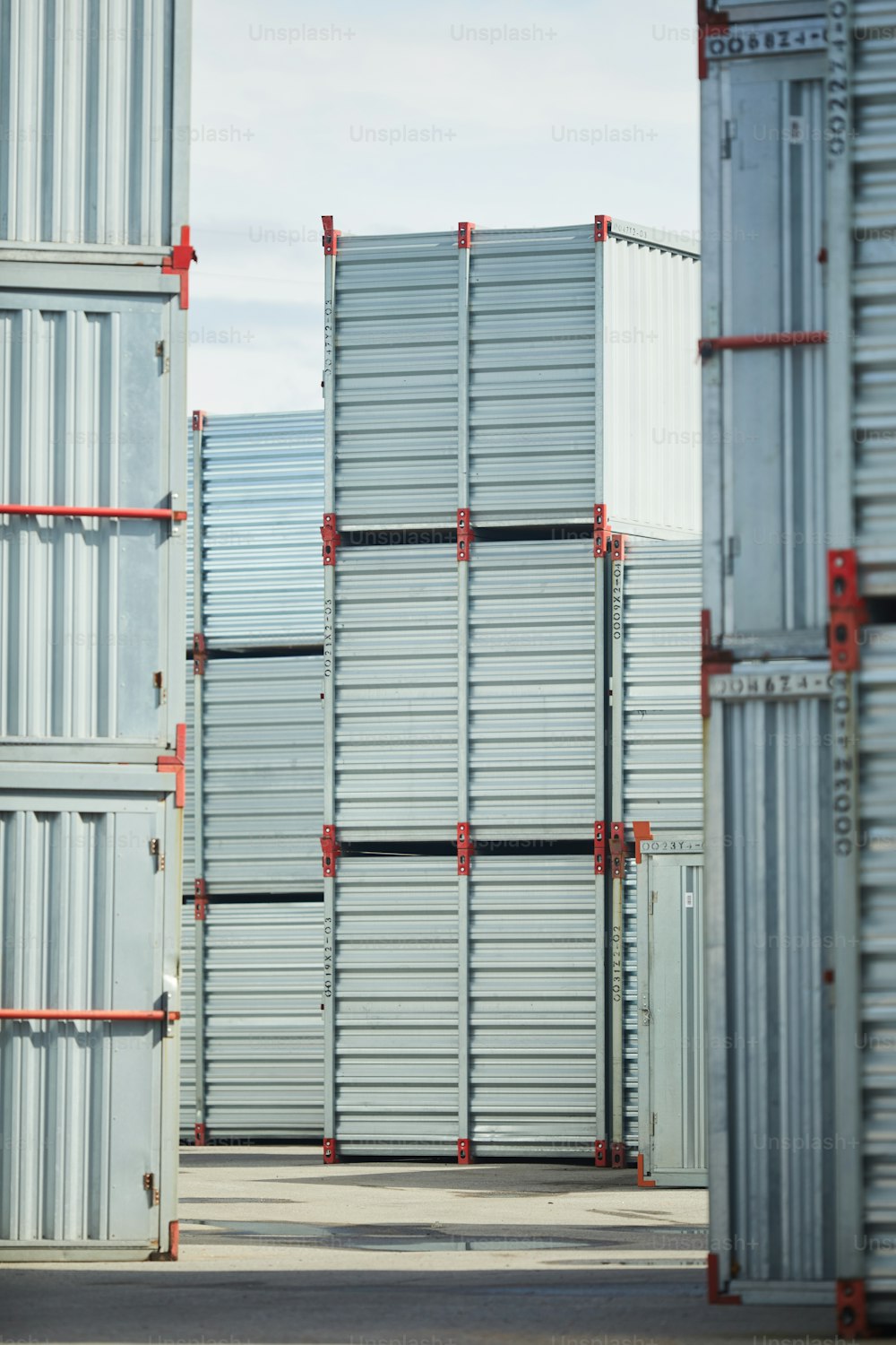 Pilas de contenedores de almacenamiento nuevos que se pueden usar para almacenar carga y otras cosas o suministros
