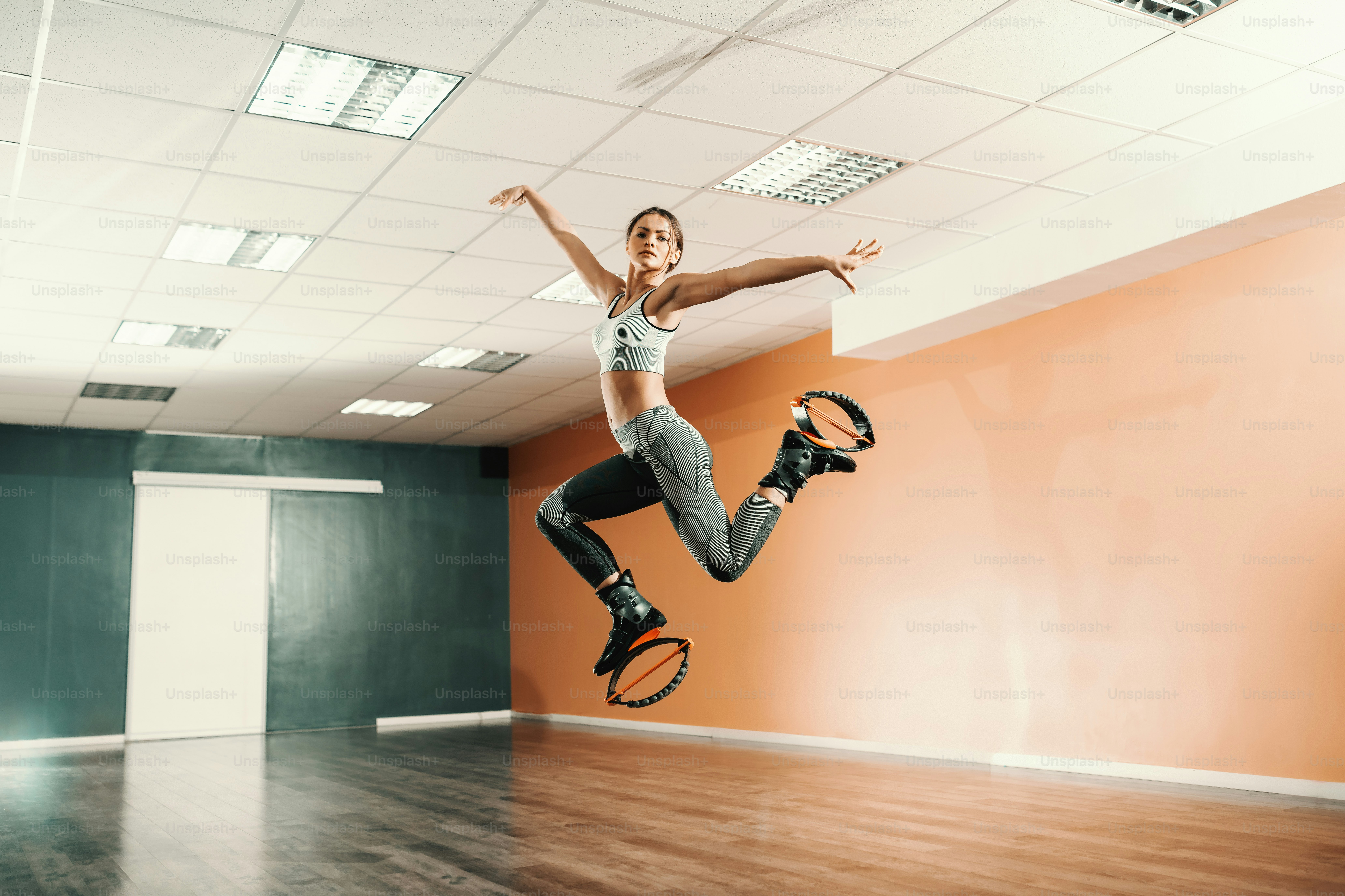 美しいフィット ジムで運動靴でジャンプ スポーツ ウエアで白人ブルネット の写真 Unsplashで見つけるスポーツ会館の無料写真