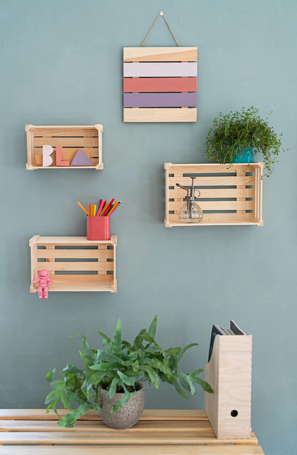 Prateleiras de caixa de madeira com decorações na parede, um conceito de decoração natural.