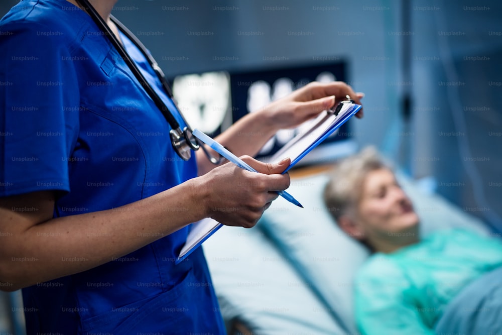 Una sezione centrale di medico con appunti in ospedale, concetto di coronavirus.