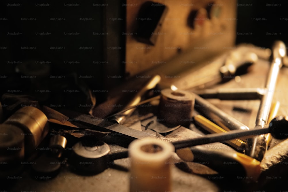 Un gros plan d'outils industriels à l'intérieur dans un atelier de métal la nuit.