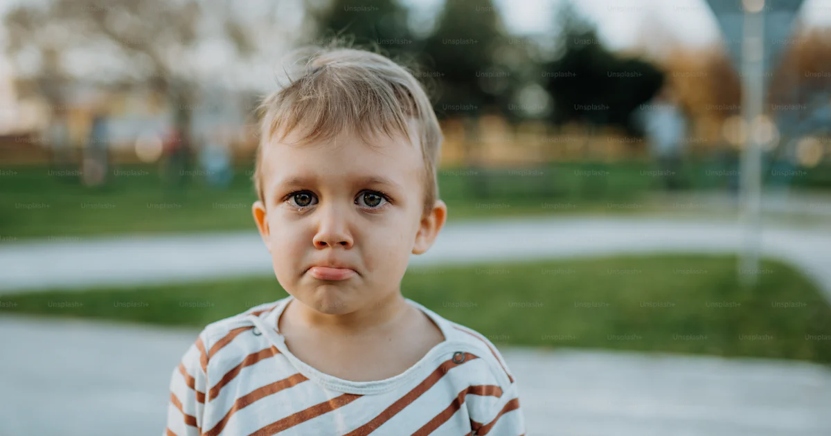 Un niño triste llorando afuera en el parque foto – Imagen de Niño ...