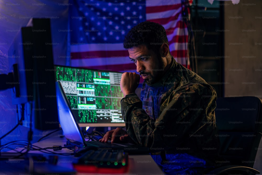 Un hacker américain en unifrorm militaire sur le dark web, concept de cyberguerre.