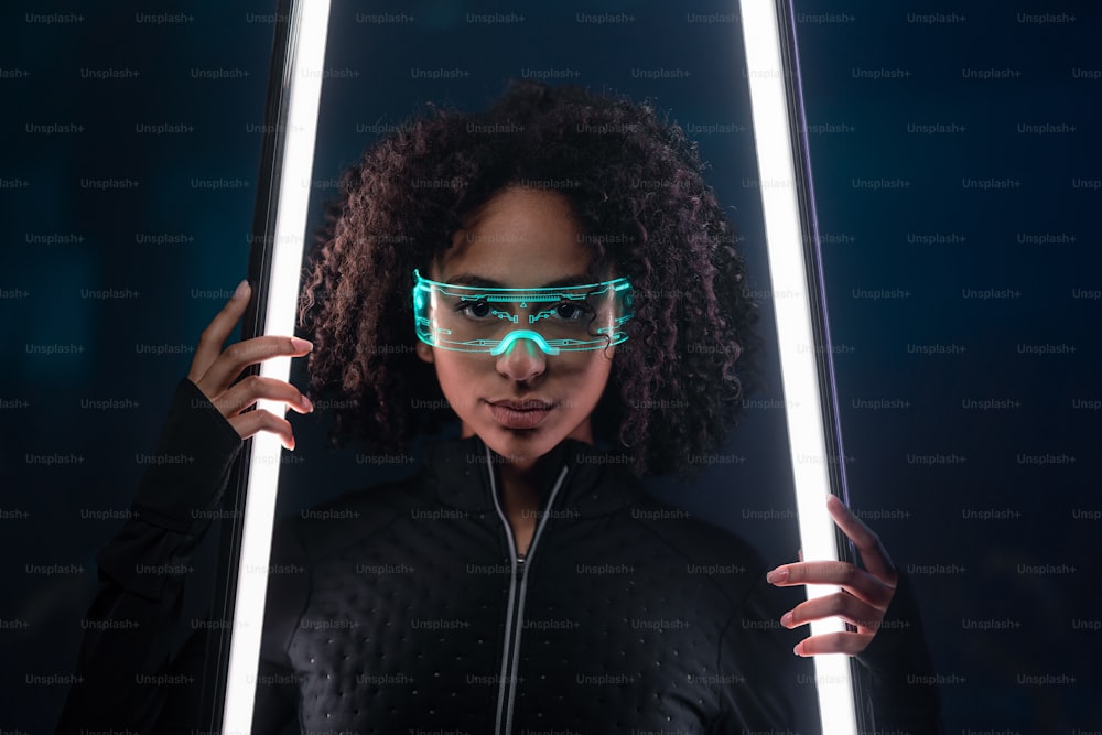 Metaverse digitale Cyberwelt-Technologie, eine junge Frau mit Datenbrille, futuristischer Lebensstil