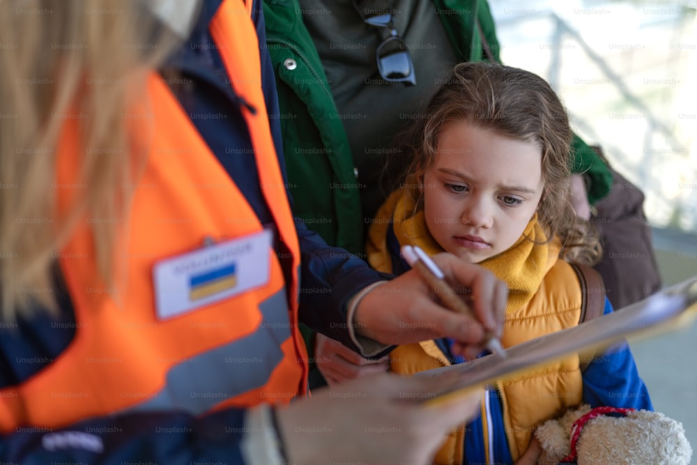 Ein Freiwilliger registriert ukrainische Flüchtlinge am Bahnhof.