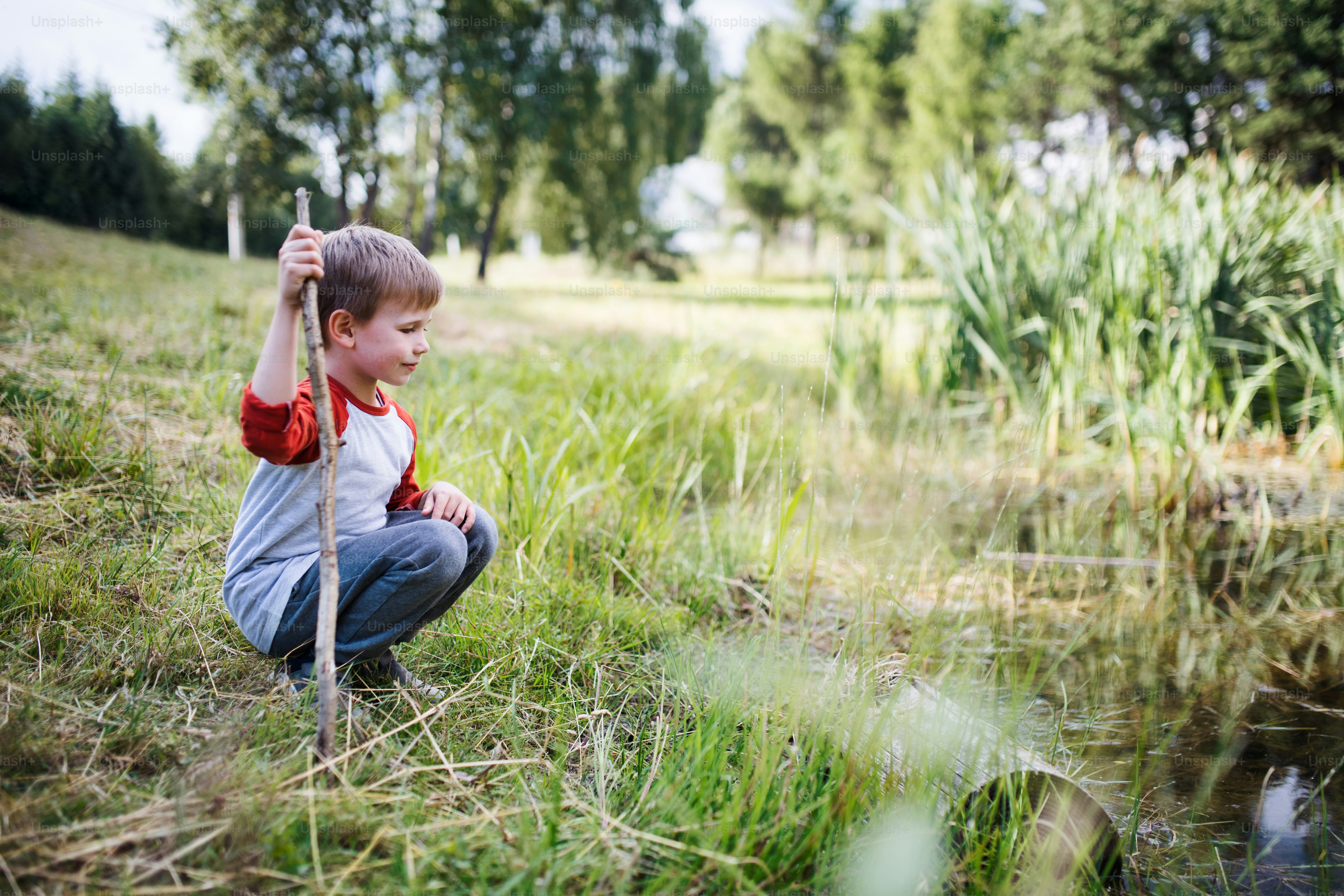 Seitenansicht Porträt eines Schulkindes auf Exkursion in der Natur mit
