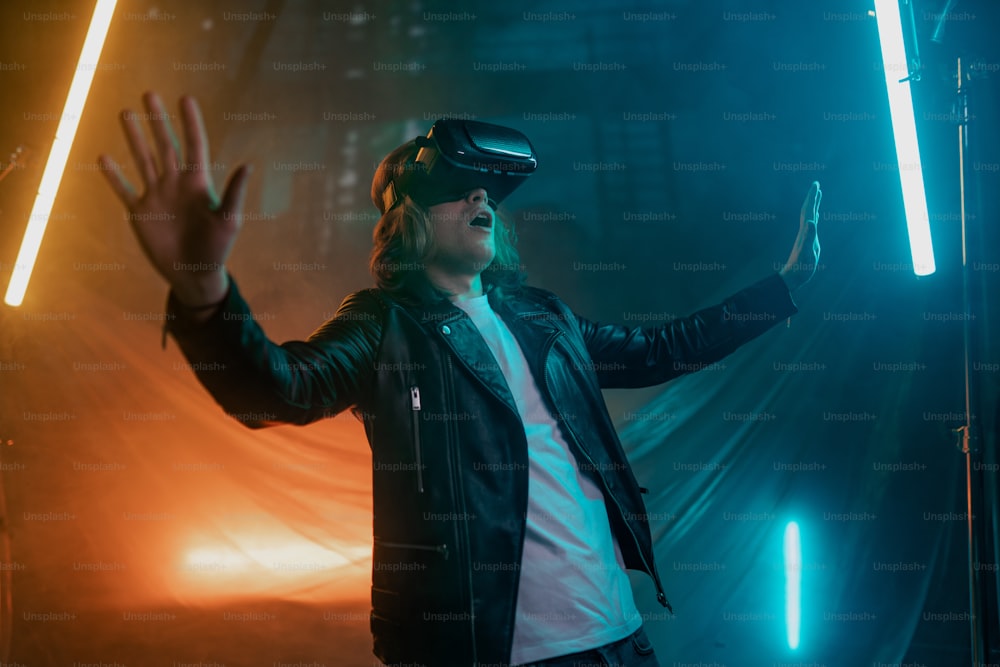 Tecnologia del mondo cibernetico digitale del metaverso, un uomo con occhiali VR per la realtà virtuale che gioca a un gioco di realtà aumentata, stile di vita futuristico