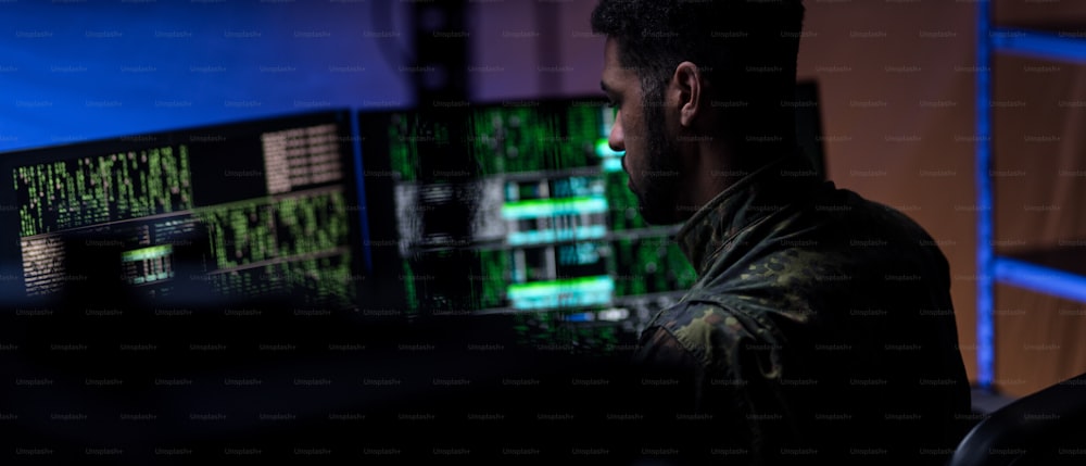 Un hacker en unifrorm militar en la web oscura, concepto de guerra cibernética.