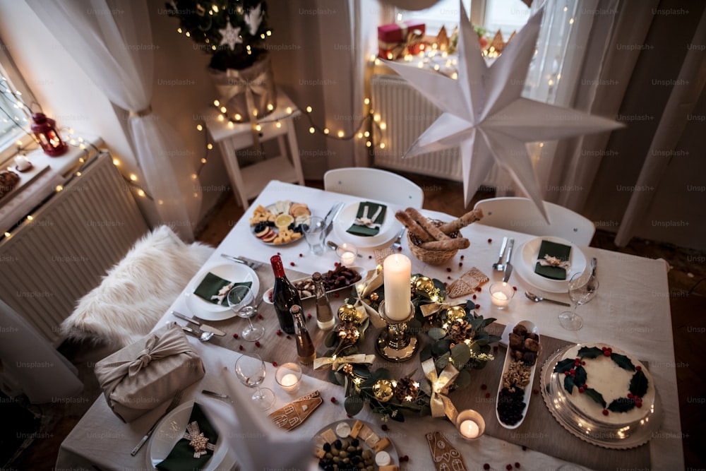 Vista superior de uma mesa posta para a refeição do jantar na época do Natal.