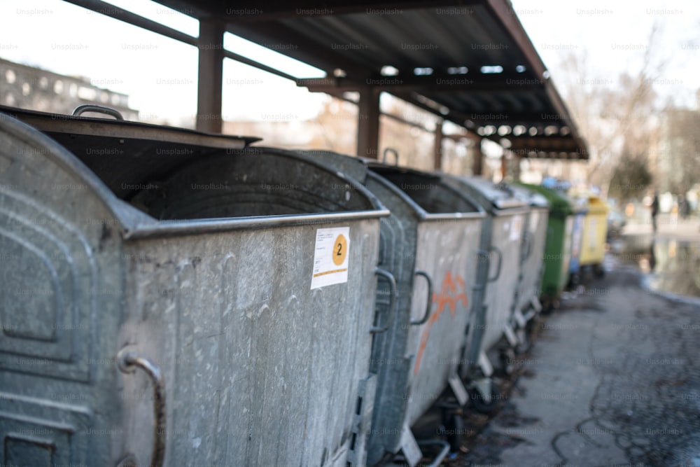 Müllcontainer in Reihe auf der städtischen Straße. Speicherplatz kopieren.