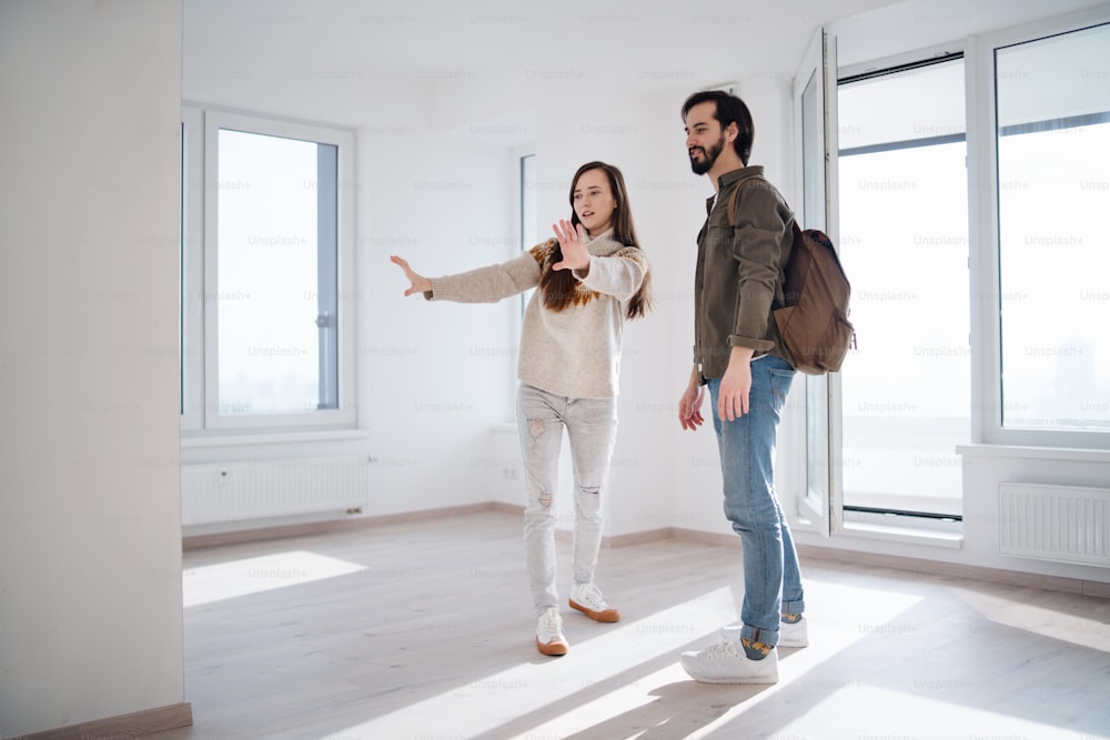 Heureux jeune couple qui déménage et planifie dans un nouvel appartement, une nouvelle maison et un concept de relocalisation.