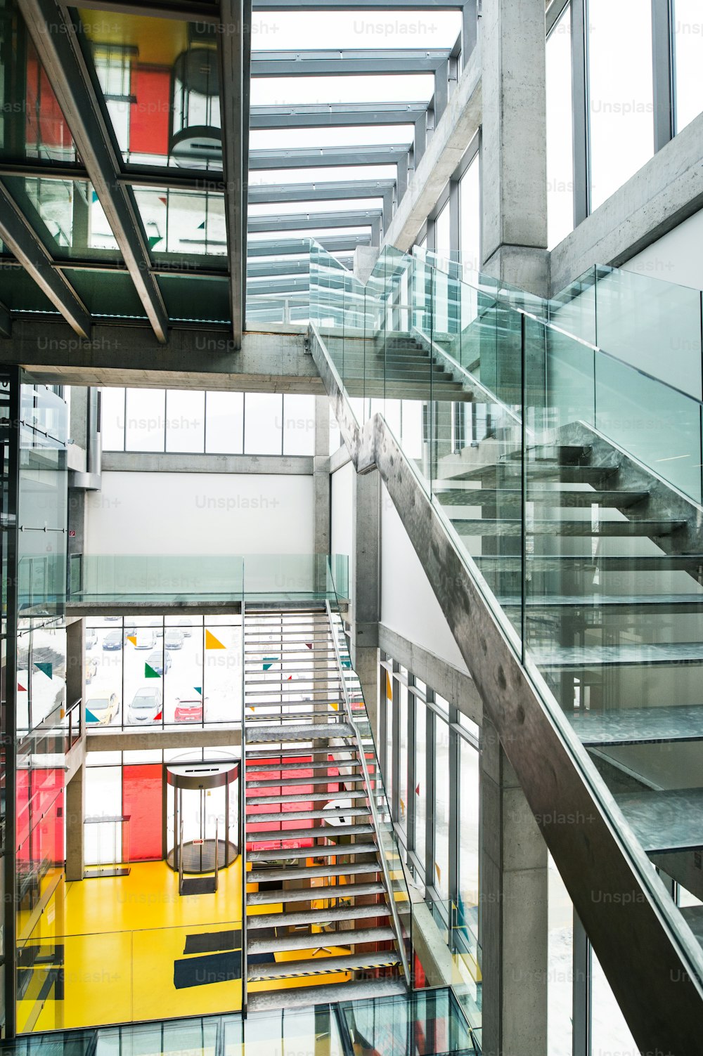 Interior colorido de una biblioteca moderna y espaciosa o edificio de oficinas con escalera.