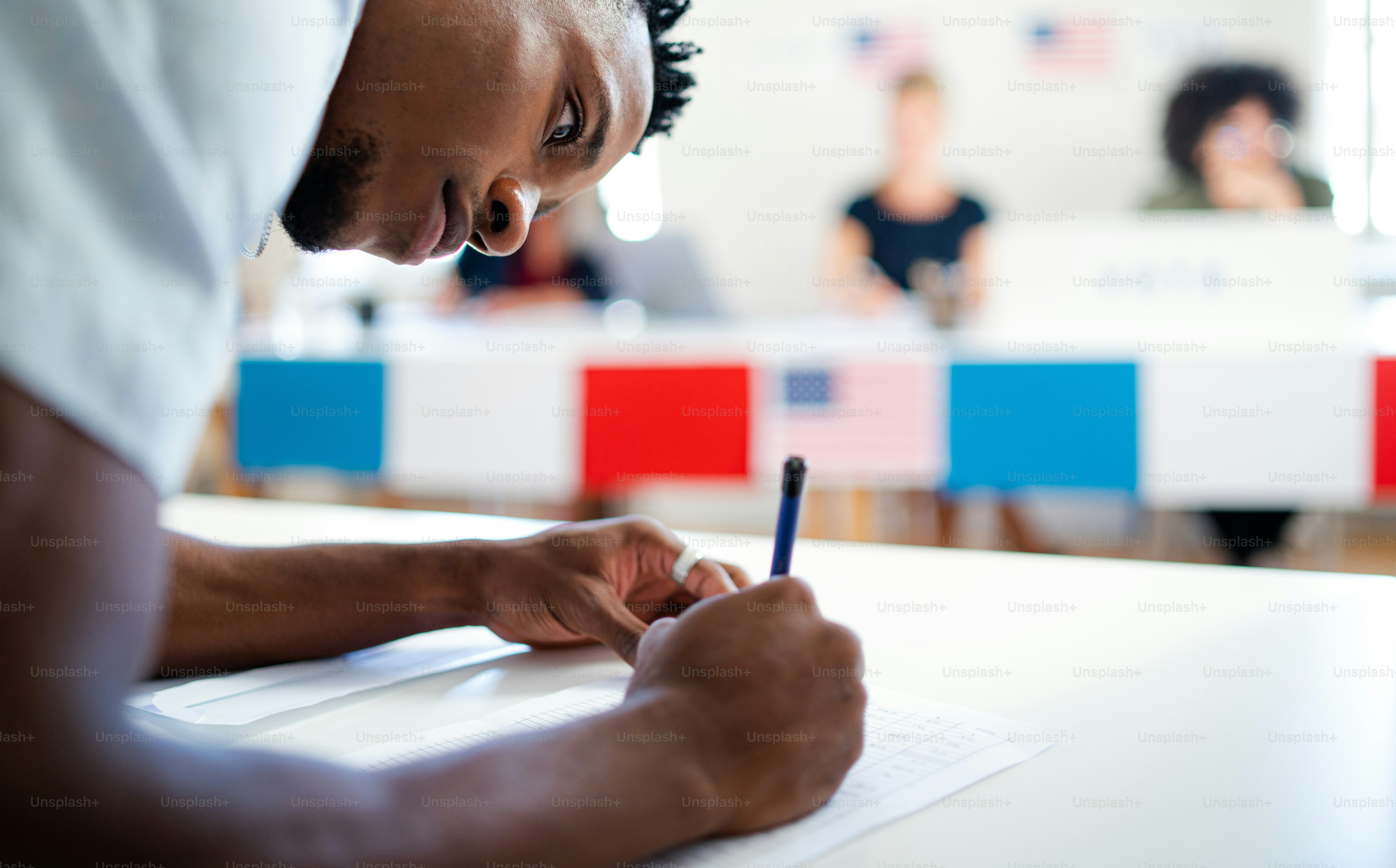 Elettore afroamericano in seggio elettorale, concetto di elezioni negli Stati Uniti, scrittura.