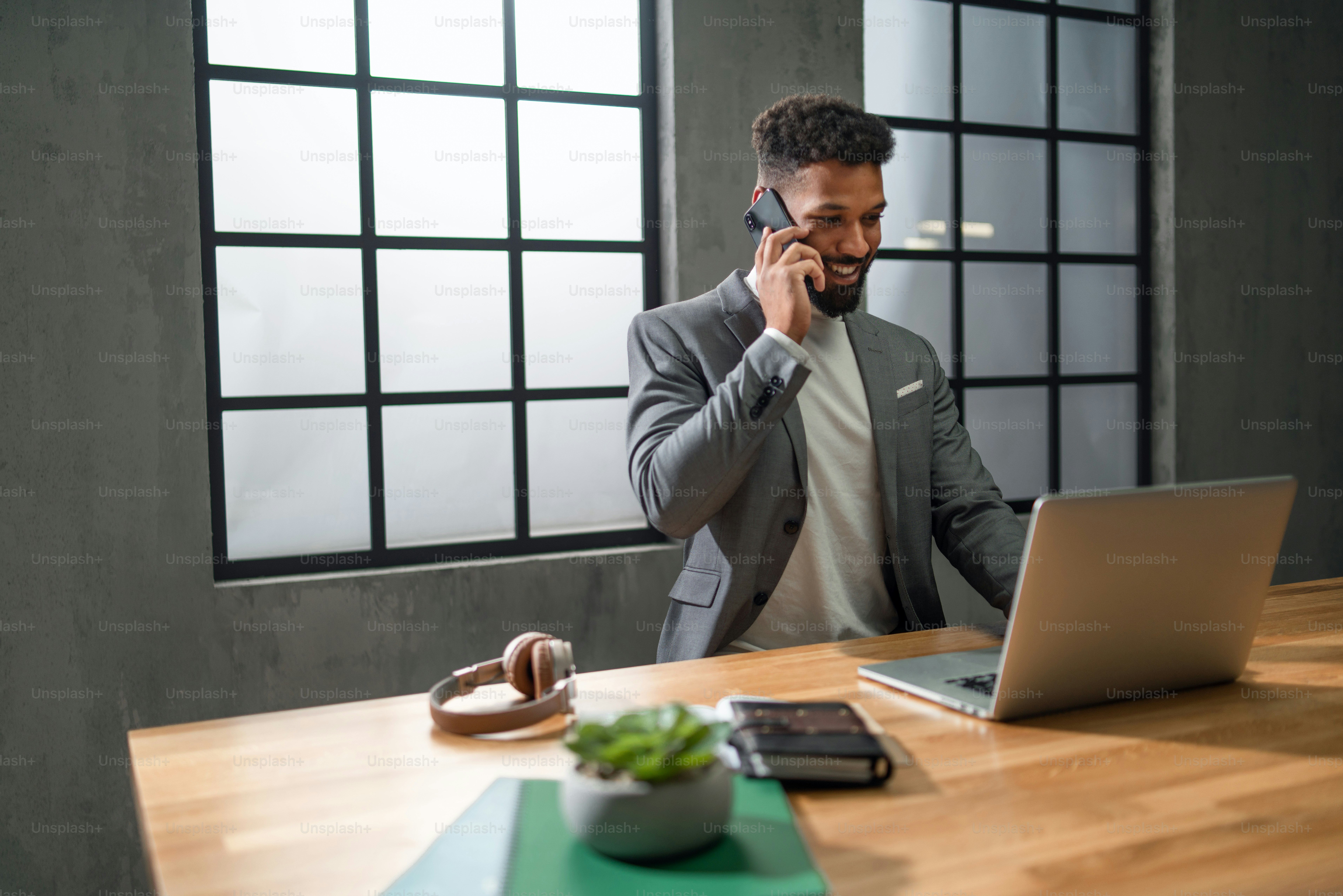 Un jeune homme d'affaires afro-américain avec un journal intime à  l'intérieur dans un bureau la nuit. photo – Image de Affaire sur Unsplash, image size:3000x2001