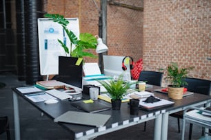 Des bureaux avec des ordinateurs et autres fournitures de bureau, un concept de coworking.