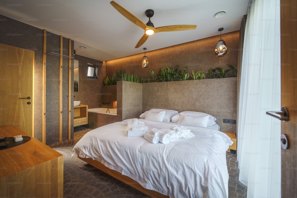 Un interno di moderna camera da letto suite con bagno in hotel di lusso