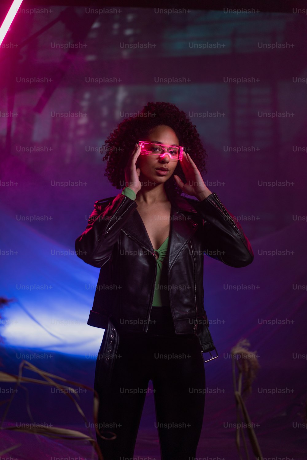 Metaverse digitale Cyberwelt-Technologie, eine Frau mit Virtual-Reality-VR-Brille, die Augmented-Reality-Spiel spielt, futuristischer Lebensstil