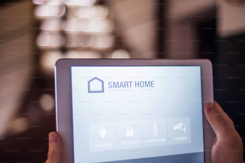 Un tablet con sistema di controllo della casa intelligente. Un tablet con sistema di controllo della casa intelligente. Un tablet con sistema di controllo della casa intelligente.