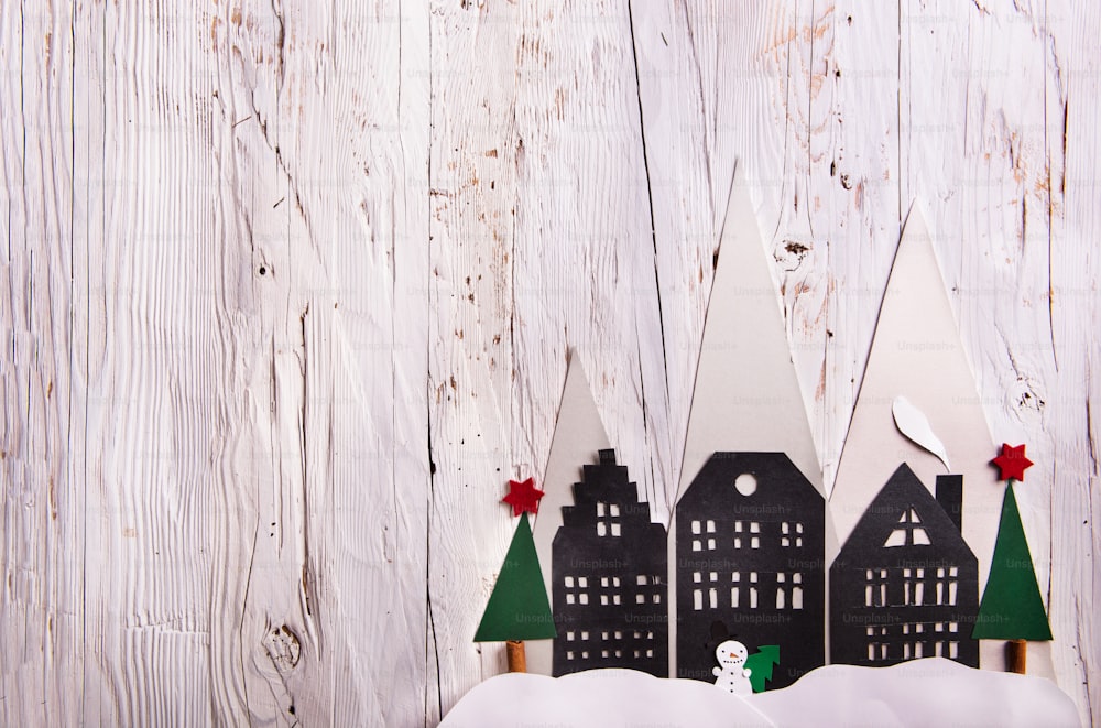 Composition de Noël sur fond en bois. Pose à plat. Espace de copie.