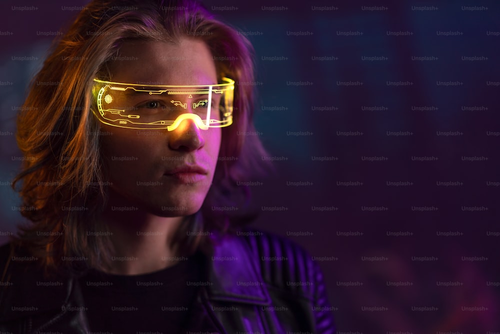 Tecnologia del mondo cibernetico digitale del metaverso, un uomo con occhiali VR per la realtà virtuale, stile di vita futuristico