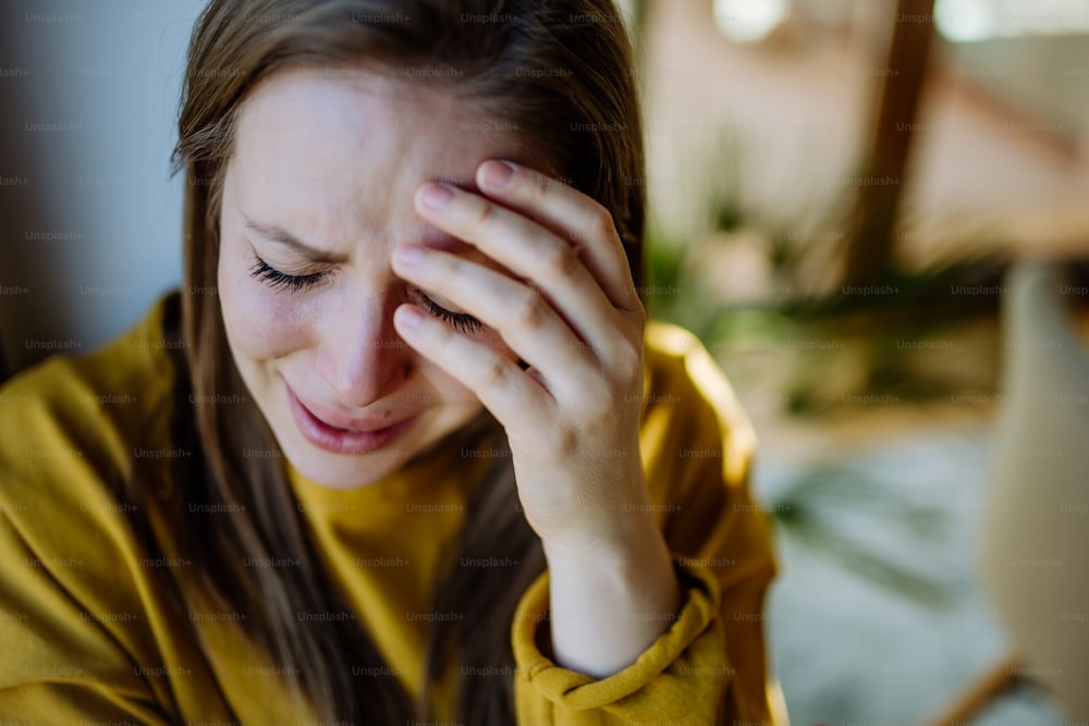 Une femme souffrant de dépression et pleurant à la maison.
