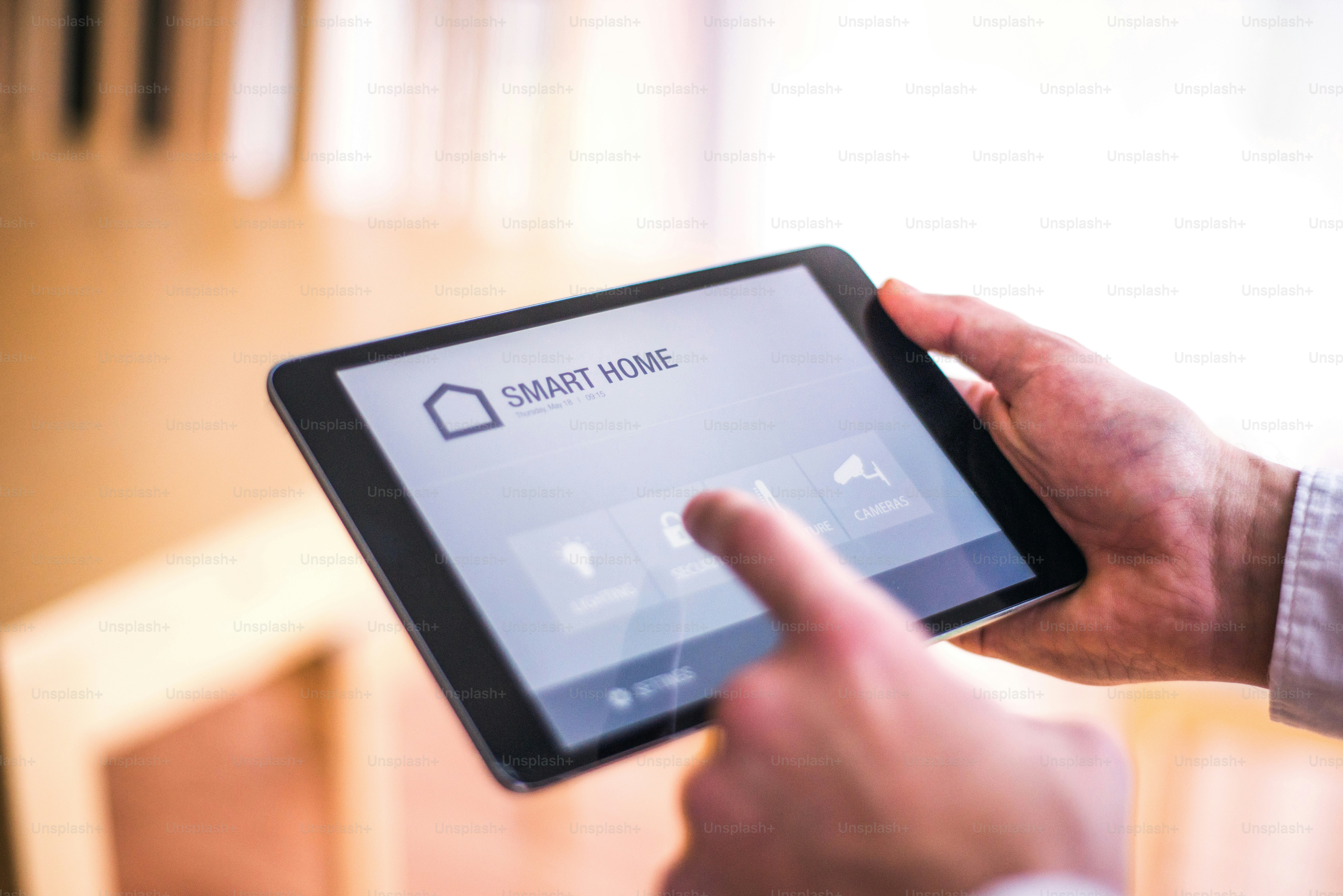 Un tablet con sistema di controllo della casa intelligente. Un tablet con sistema di controllo della casa intelligente