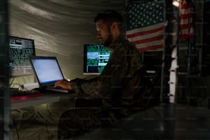 Un hacker estadounidense en la universidad militar en la web oscura, concepto de guerra cibernética.