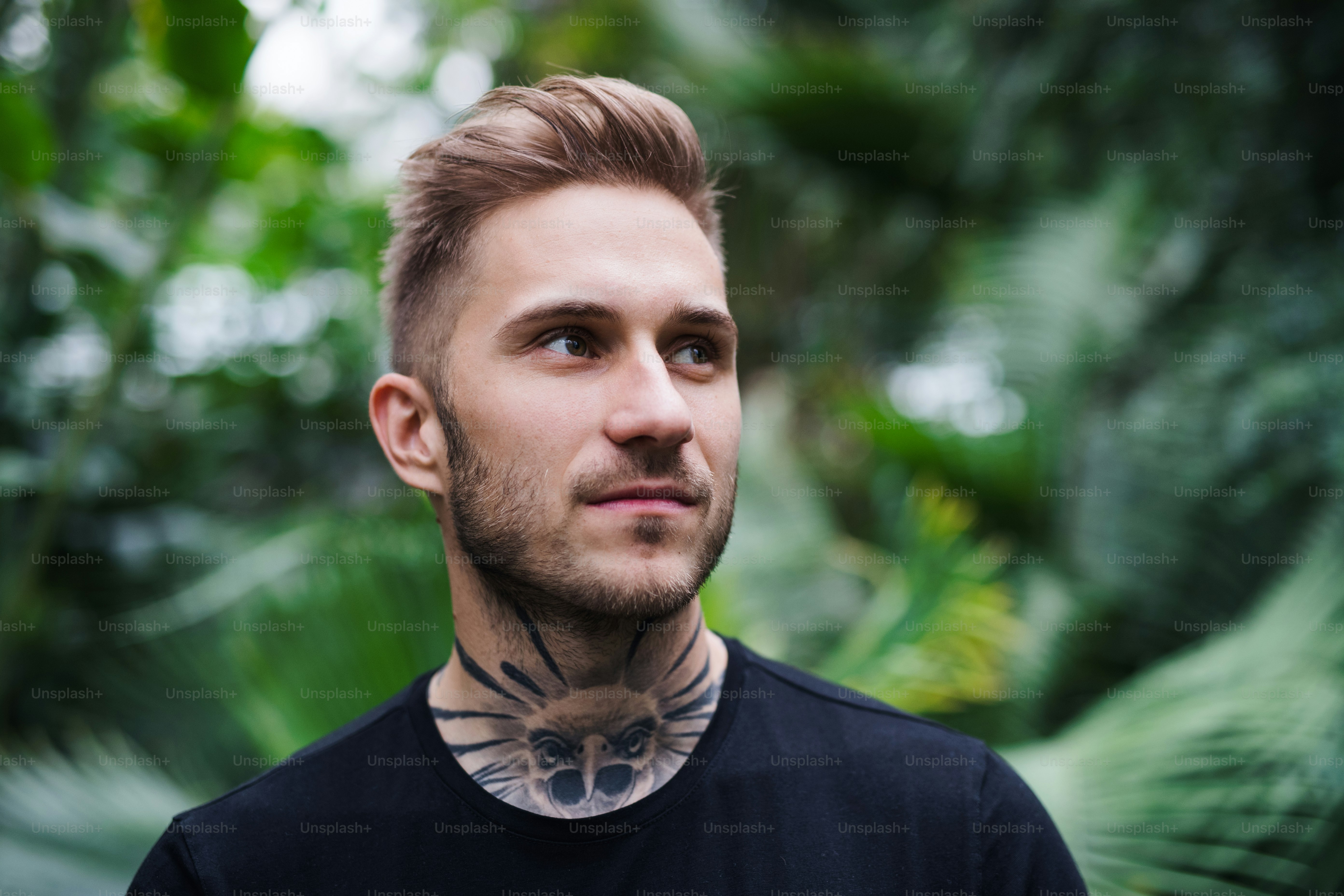Eine Vorderansicht eines jungen Mannes im botanischen Garten.