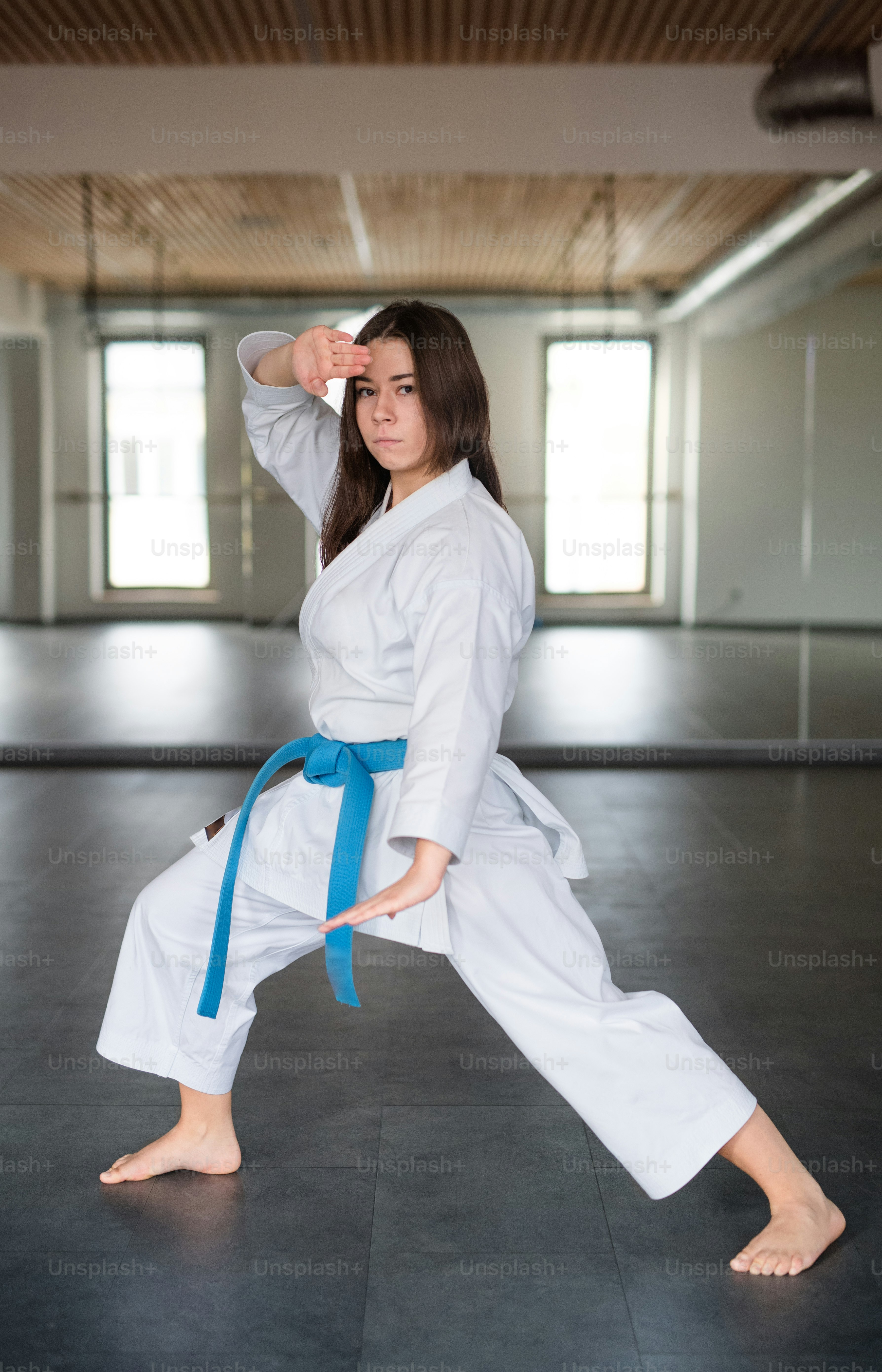 Una atractiva joven practicando karate en el gimnasio. foto – Imagen de ...