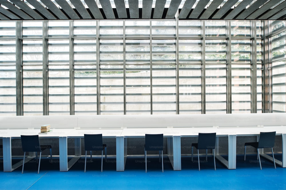 Un interior de una sala de estudio moderna y espaciosa para estudiantes en una biblioteca u oficina.