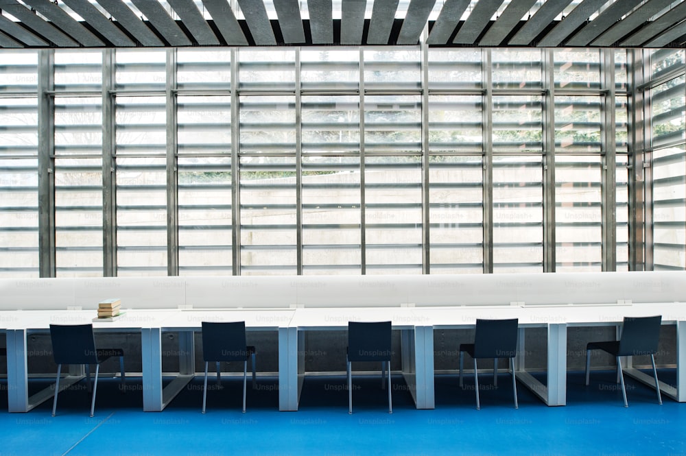 Ein Interieur eines modernen, geräumigen Lernzimmers für Studenten in einer Bibliothek oder einem Büro.