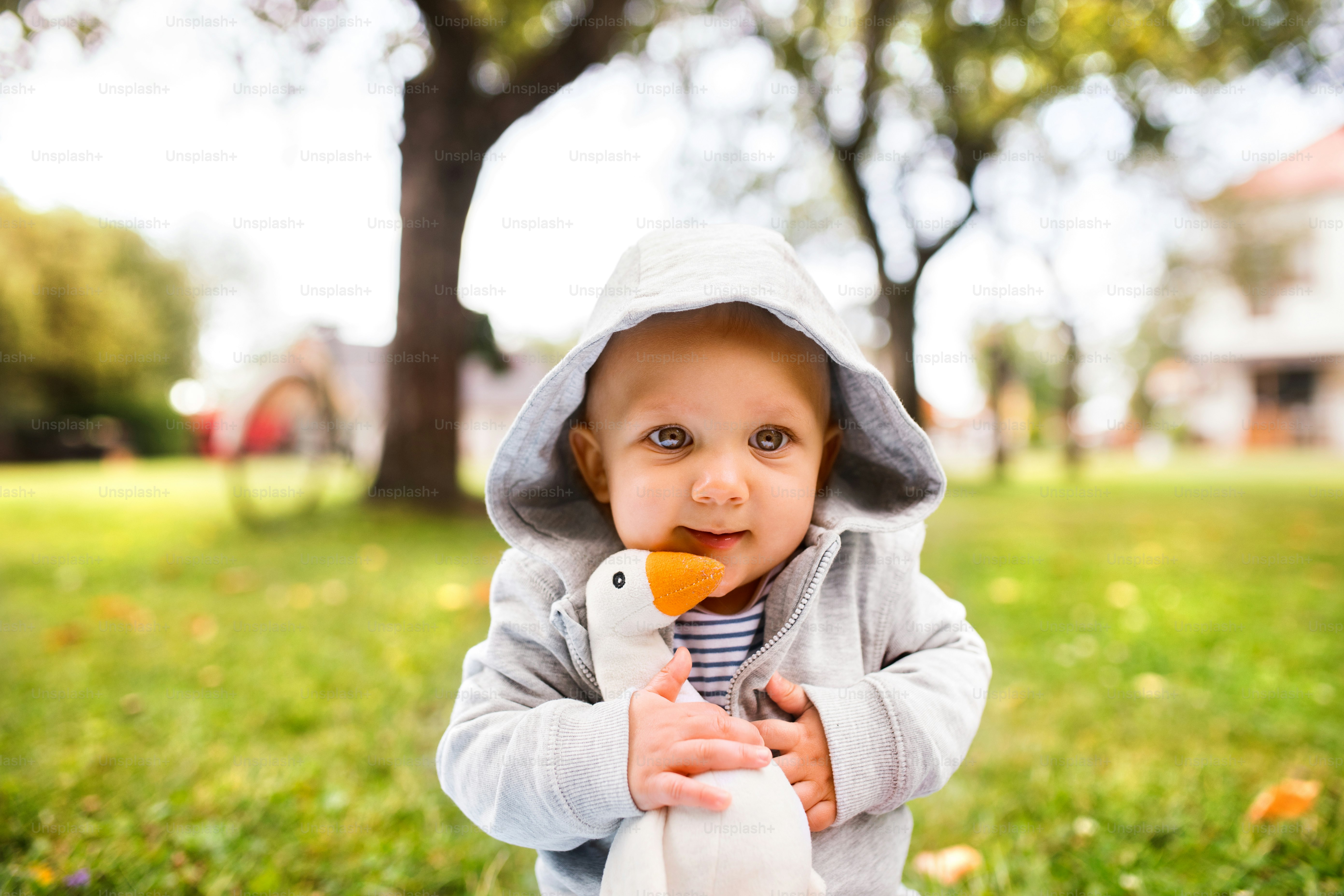 庭の芝生の上のかわいい男の子。自然の中で遊ぶ幼児。クローズアップ。