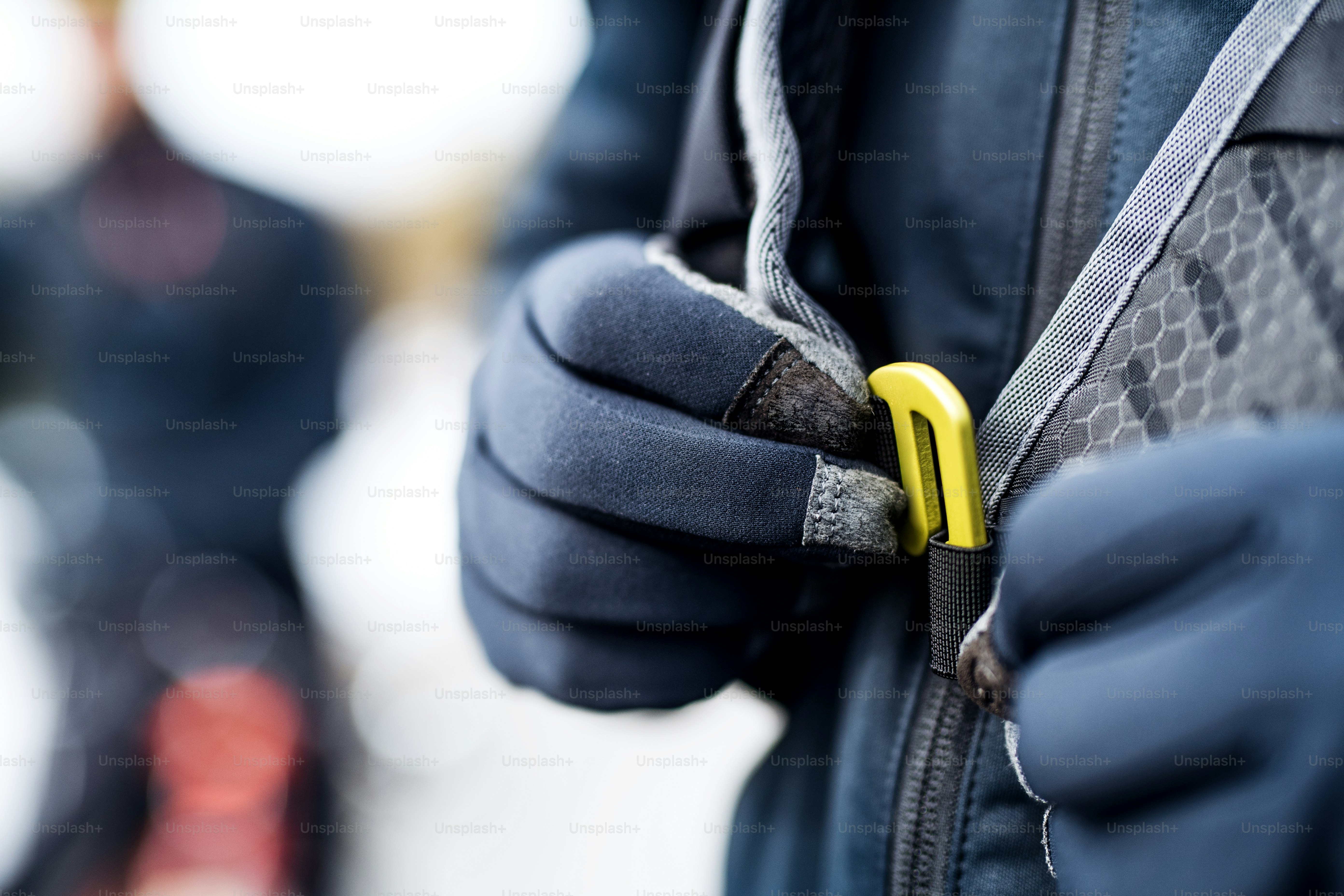 Uma seção intermediária de mountain biker com mochila na estrada ao ar livre no inverno