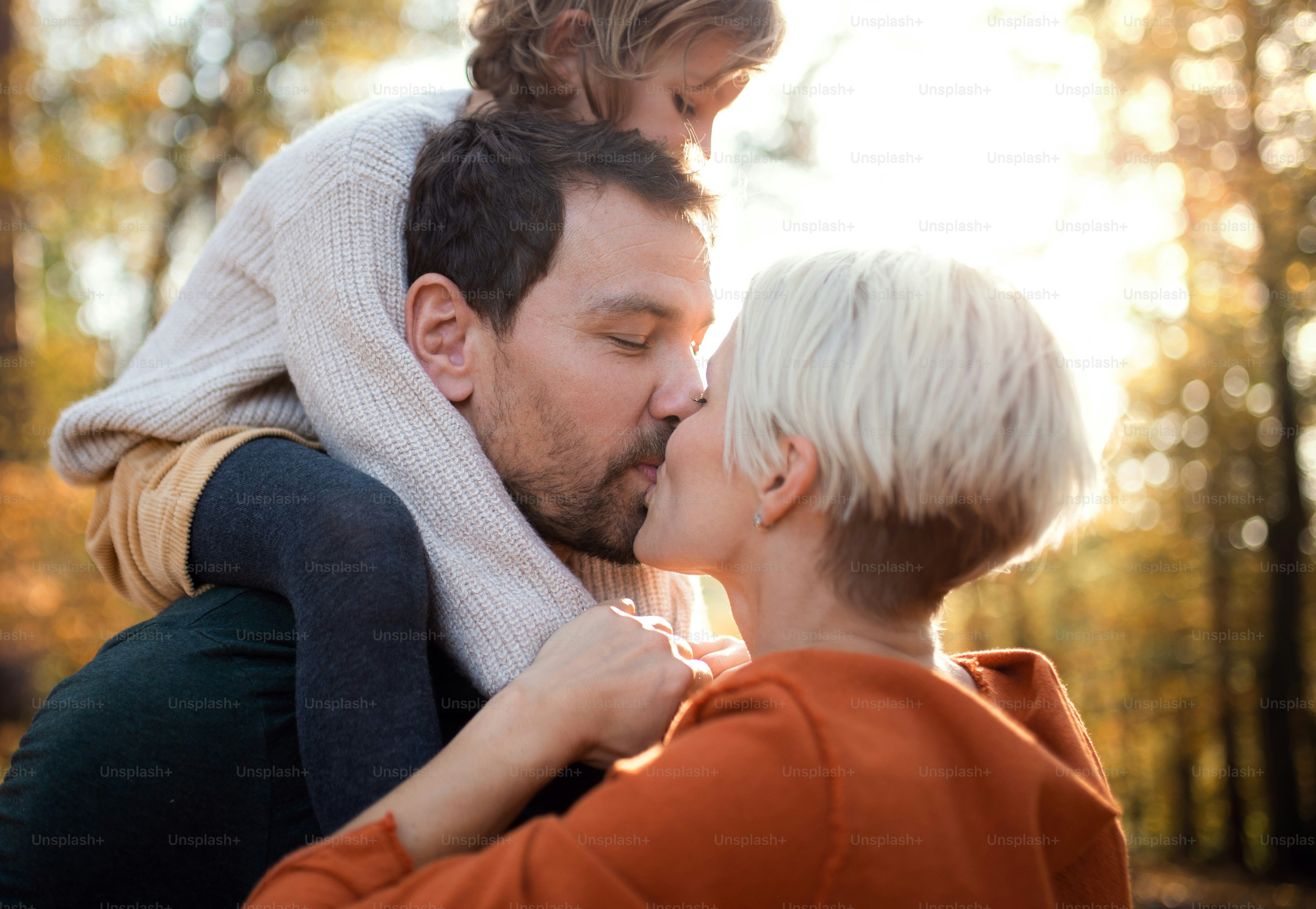 Hermosa pareja joven con hija pequeña en un paseo por el bosque de otoño,  besándose. foto – Imagen de Bosque en Unsplash, image size:3000x2072