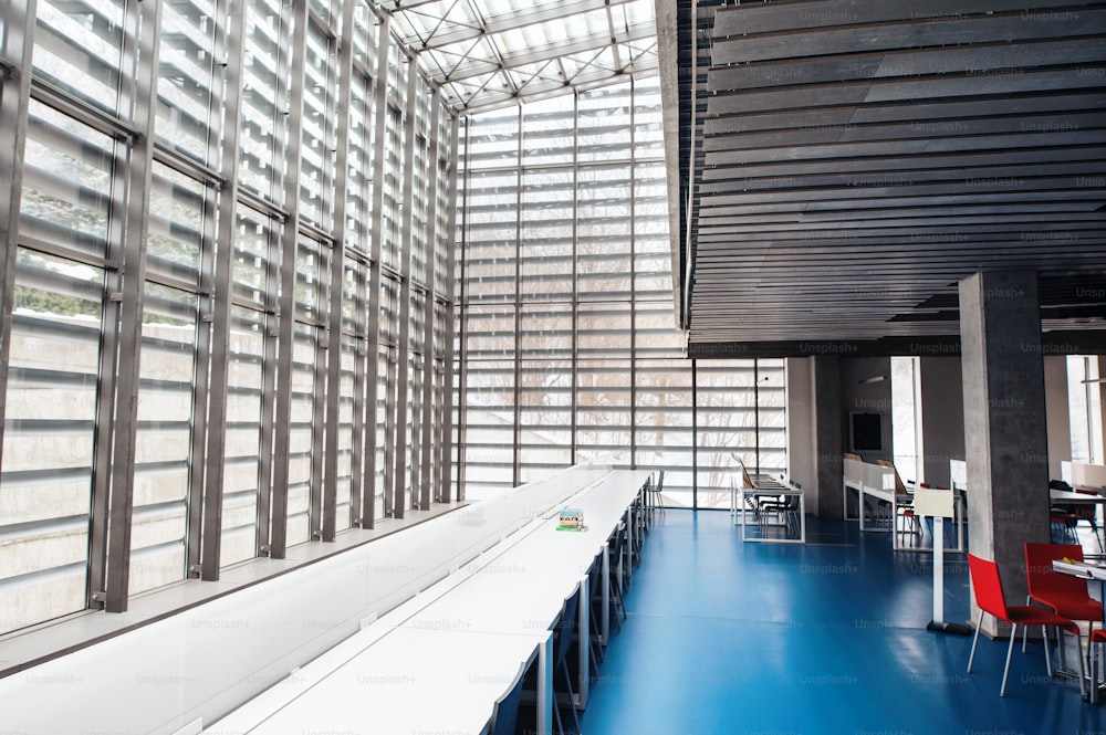 Un interior de una sala de estudio moderna y espaciosa para estudiantes en una biblioteca u oficina.