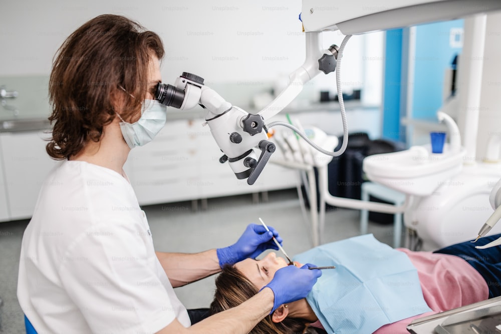 Una mujer se somete a un chequeo dental anual en el consultorio dental.