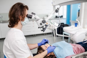 Une femme subit un examen dentaire annuel en chirurgie dentaire.