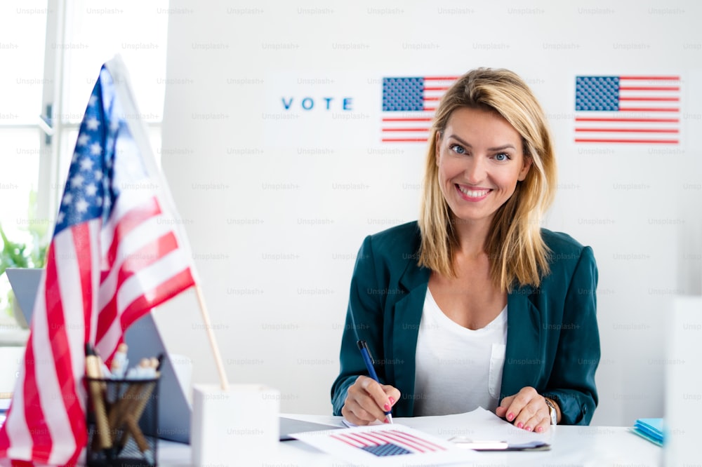 Femme membre de la commission électorale dans un bureau de vote, élections aux États-Unis.