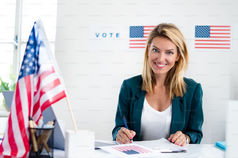 Mujer miembro de la comisión electoral en el lugar de votación, elecciones de EE. UU.