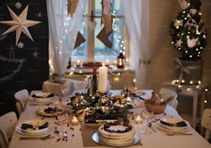 Una mesa decorada para la cena en Navidad.