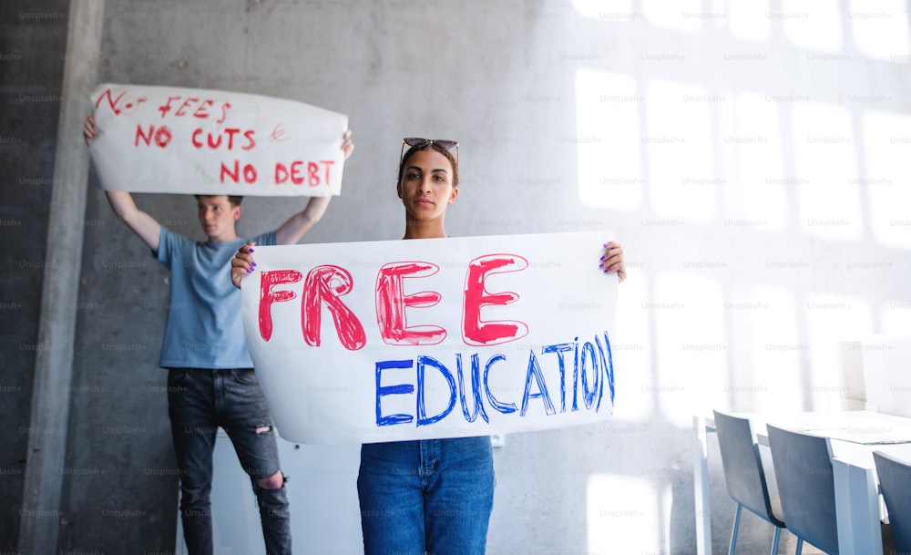 学校の屋内で抗議し、無料の教育の概念のために戦う大学生の活動家。