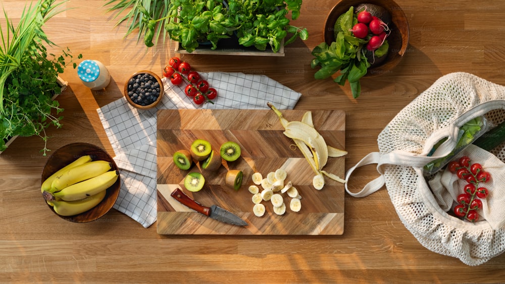 Vista superior de frutas y verduras picadas, estilo de vida sostenible, saludable y libre de plástico.