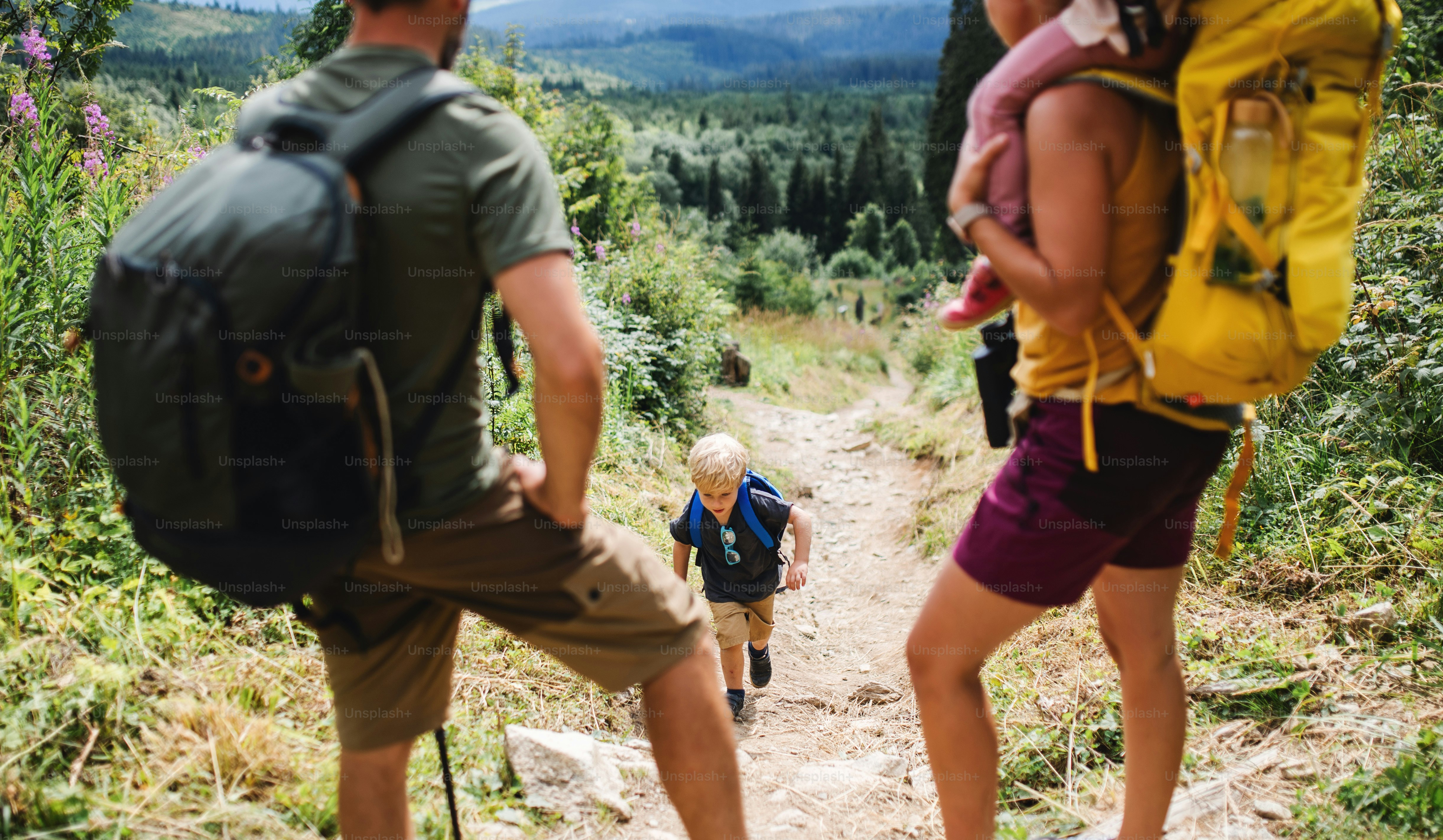 Glückliche Familie mit kleinen Kindern Wandern im Freien in der Sommernatur, Wandern in der Hohen Tatra.