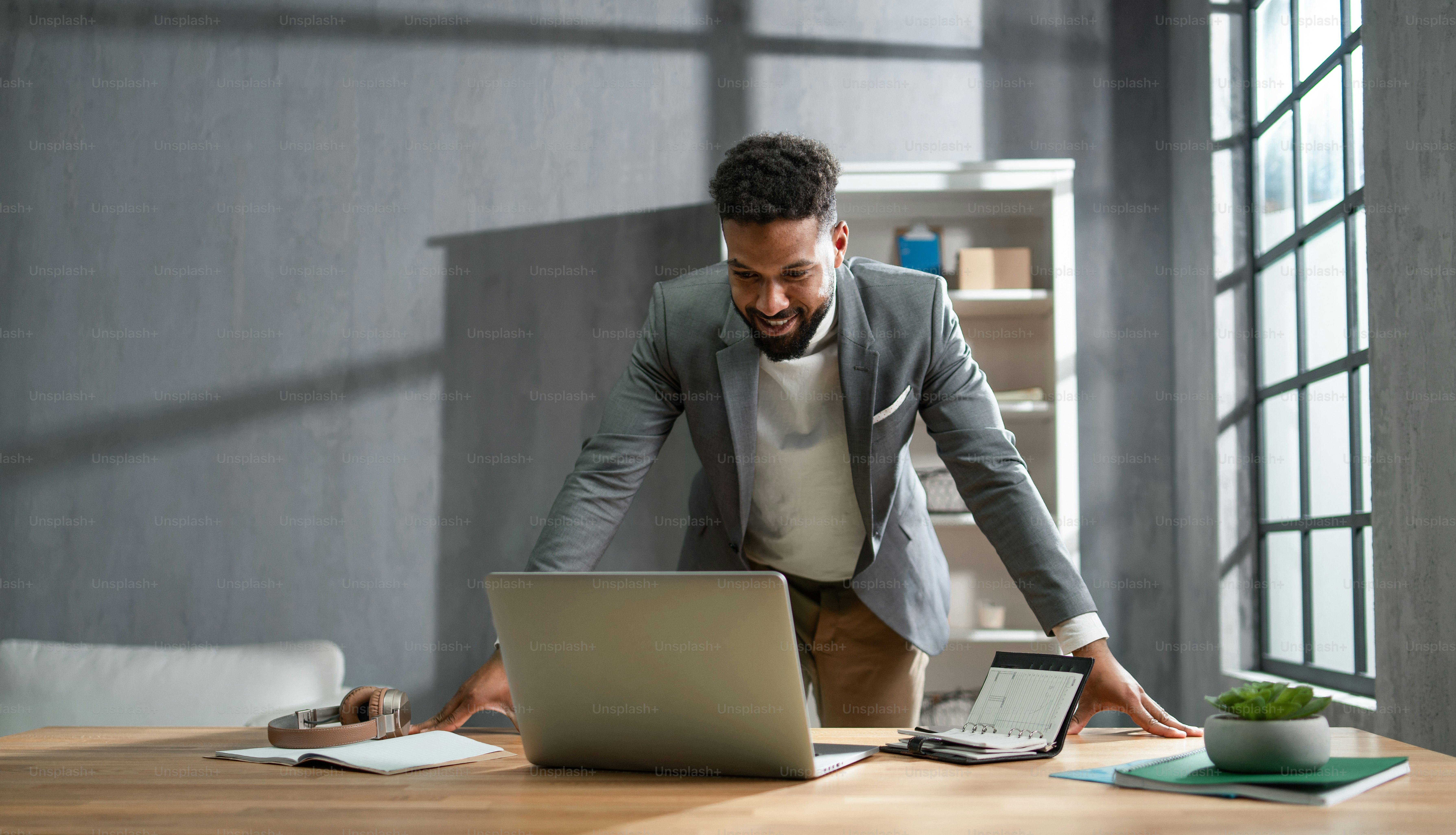 Un jeune homme d'affaires afro-américain heureux travaillant sur un bureau  portable. photo – Image de Bureau sur Unsplash, image size:3000x1720