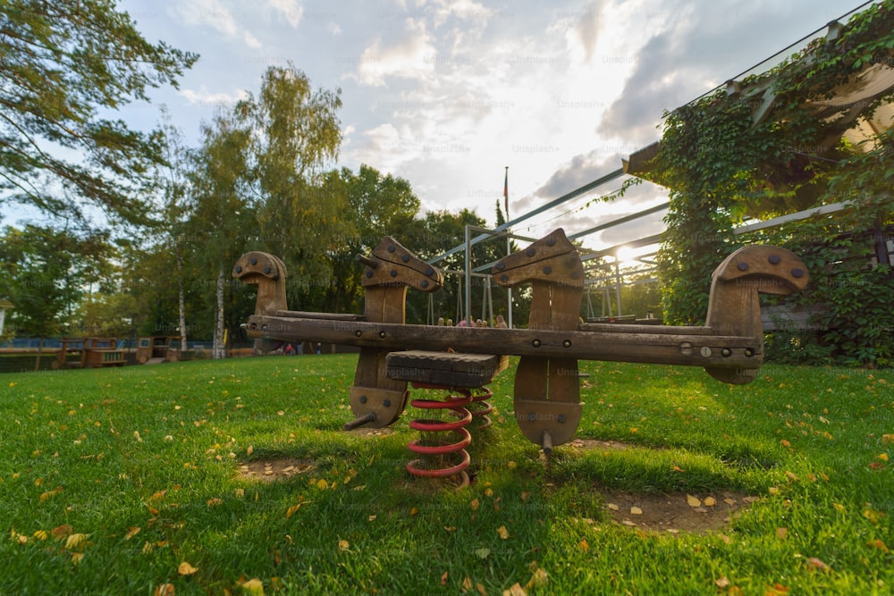 Un parco giochi in legno vuoto all'aperto nell'area ristorante.