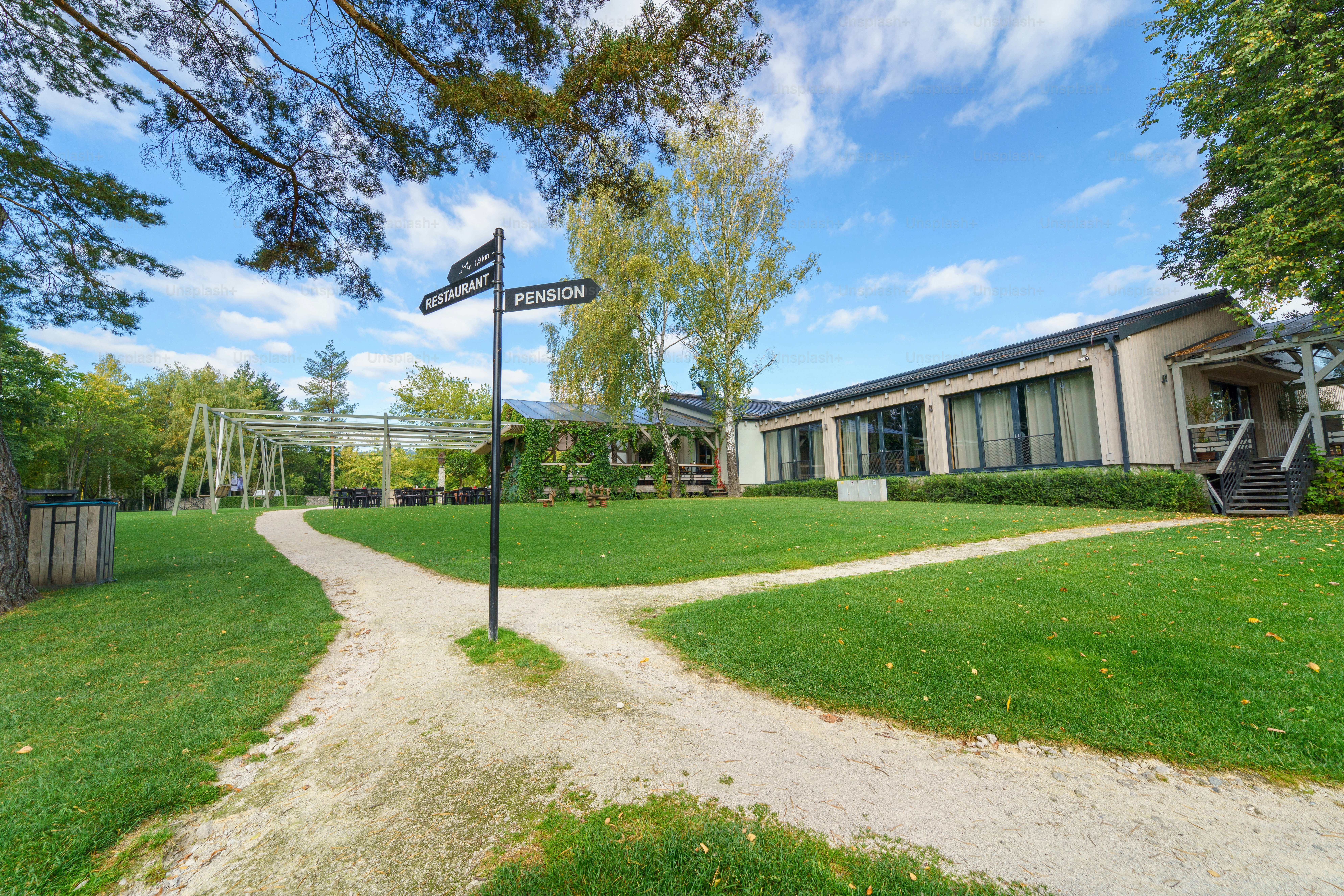 Ein Hotelbereich im Freien mit Garten und Navigationspfeilen