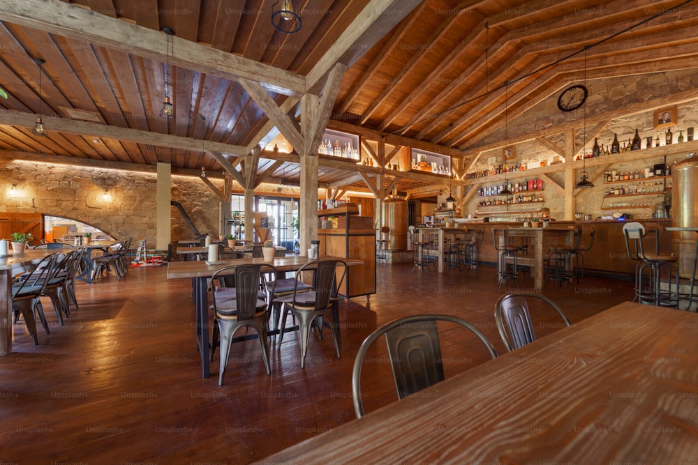 Um interior de restaurante moderno e bar com teto de madeira